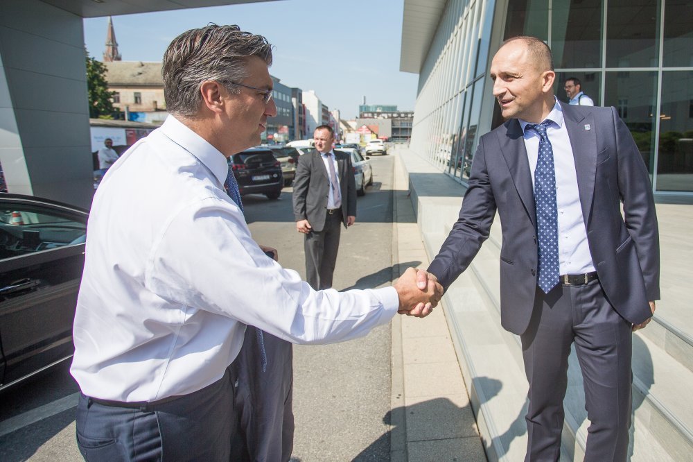 U trenutcima opuštanja s prijateljima nije se ustručavao  i sočno opsovati Plenkovića